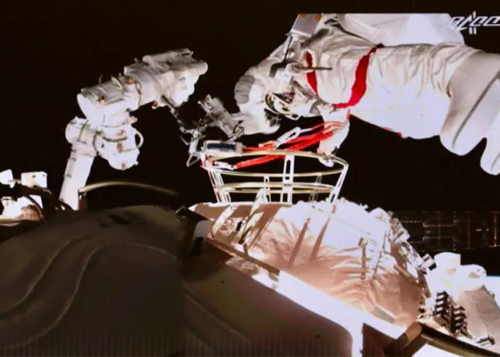 Successfully exiting the warehouse again, the astronauts are good!